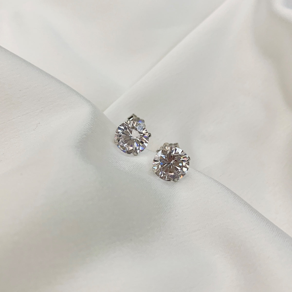 [Clover Jewels]Stylish Shiny Round Center Stone Stud Earrings