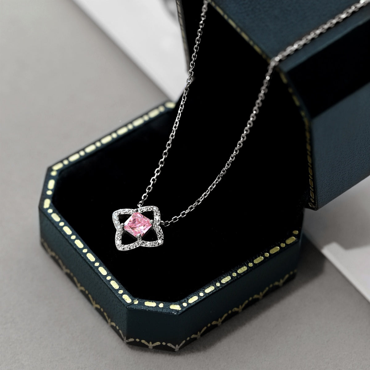 [Clover Jewels]Exquisite Flower Shape Princess Cut Necklace