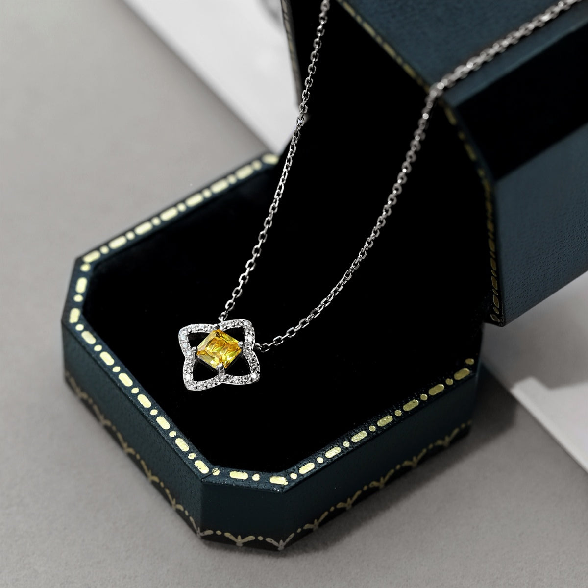 [Clover Jewels]Exquisite Flower Shape Princess Cut Necklace