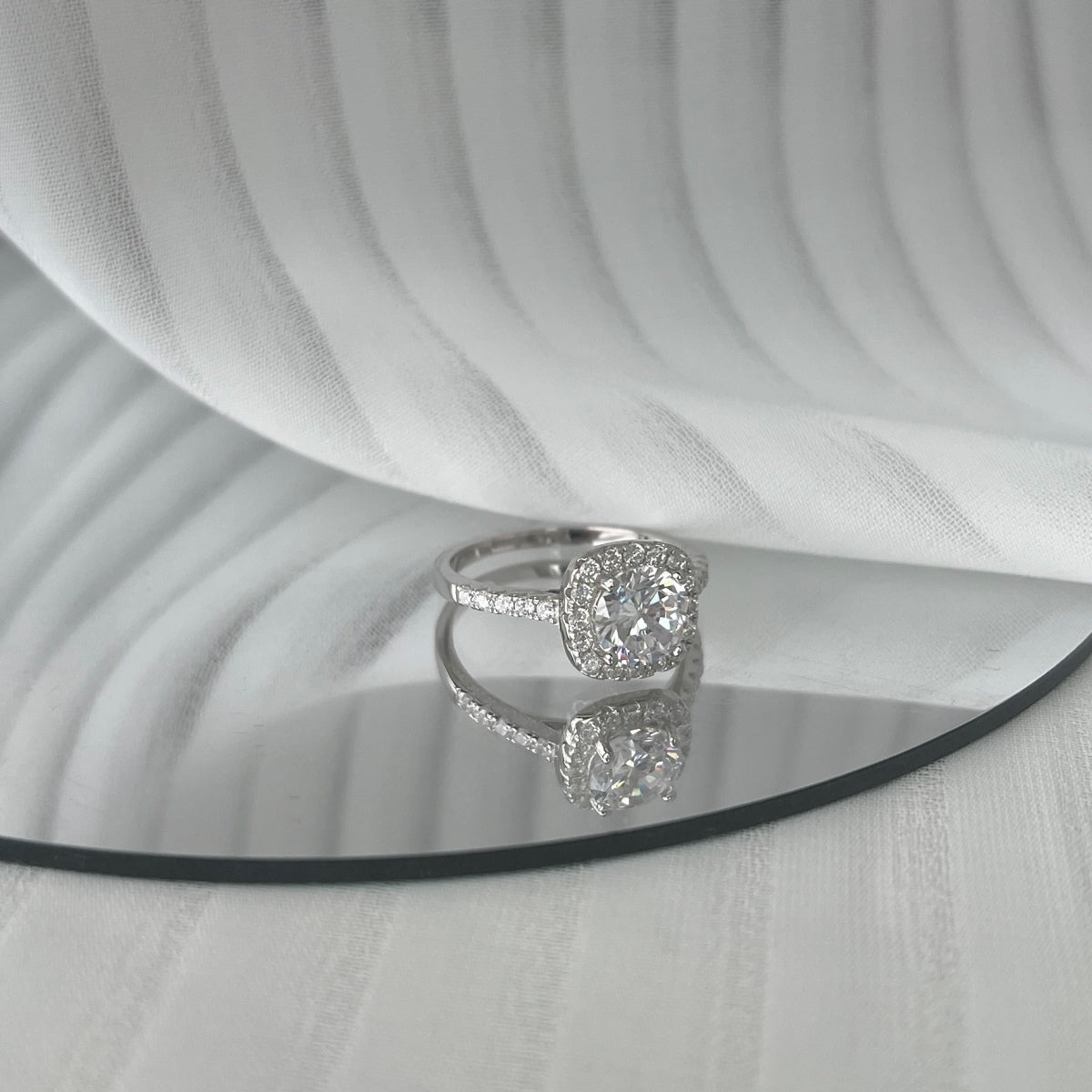 [Clover Jewels]Dazzling Resplendent Round Cut Wedding Ring