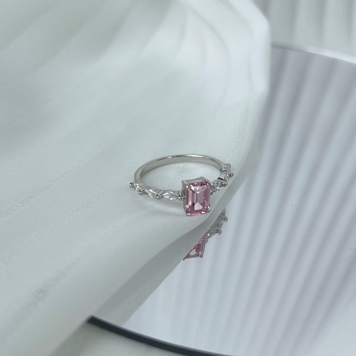 [Clover Jewels]1.0 Carat Dainty Resplendent Radiant Cut Daily Ring