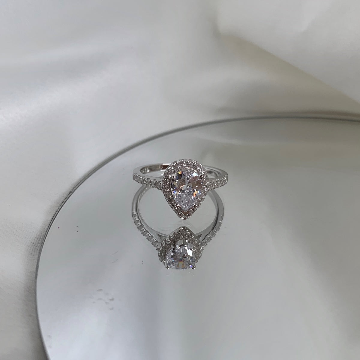 [Clover Jewels]1.0 Carat Luxurious Resplendent Water Drop Shape Wedding Ring