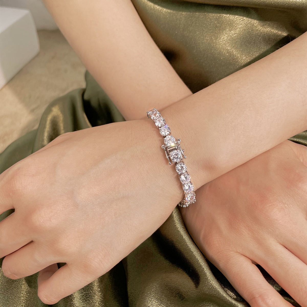 [Clover Jewels]0.75 Carat Dazzling Round Cut Wedding Bracelet