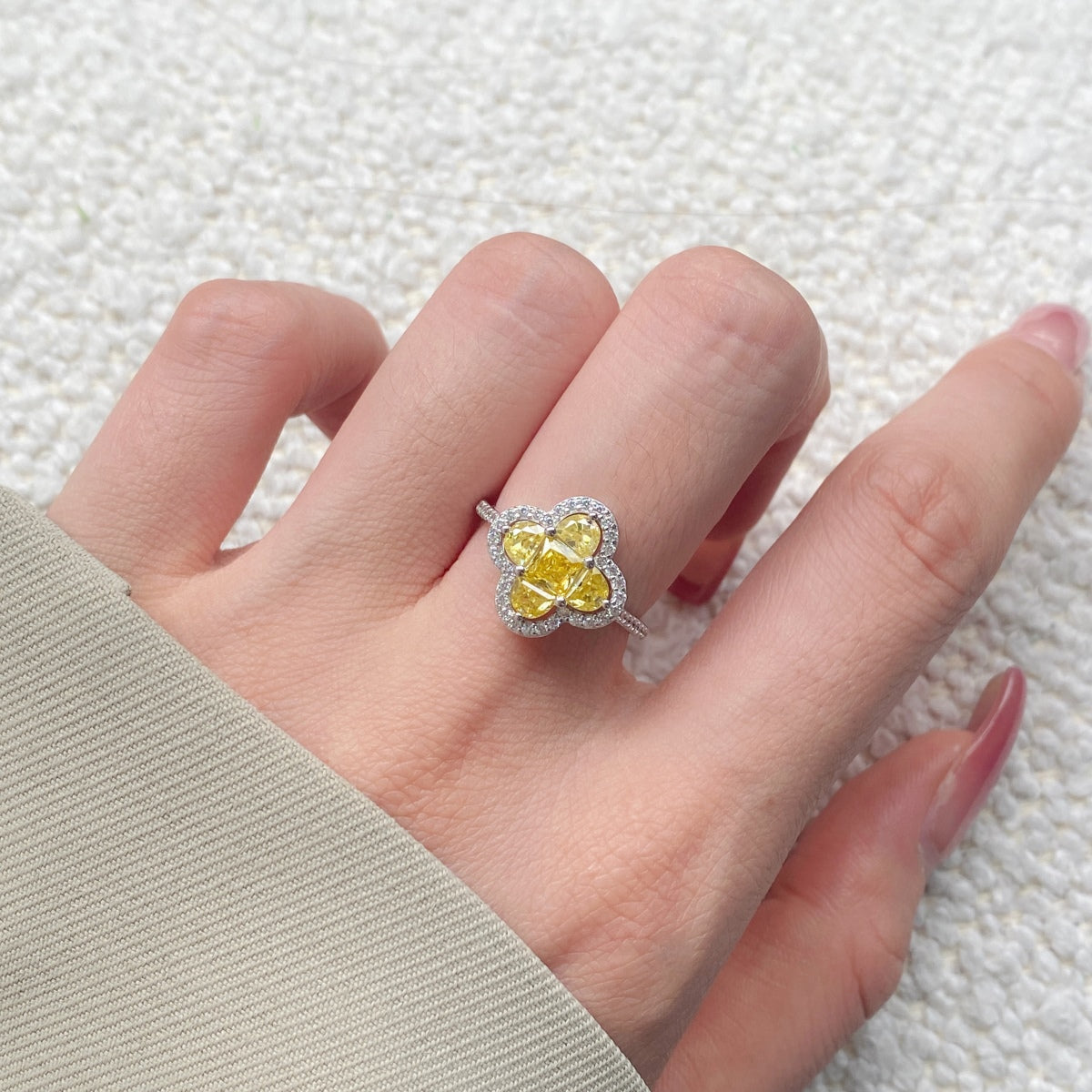 [Clover Jewels]Luxurious Eternity Flower Shape Banquet Ring