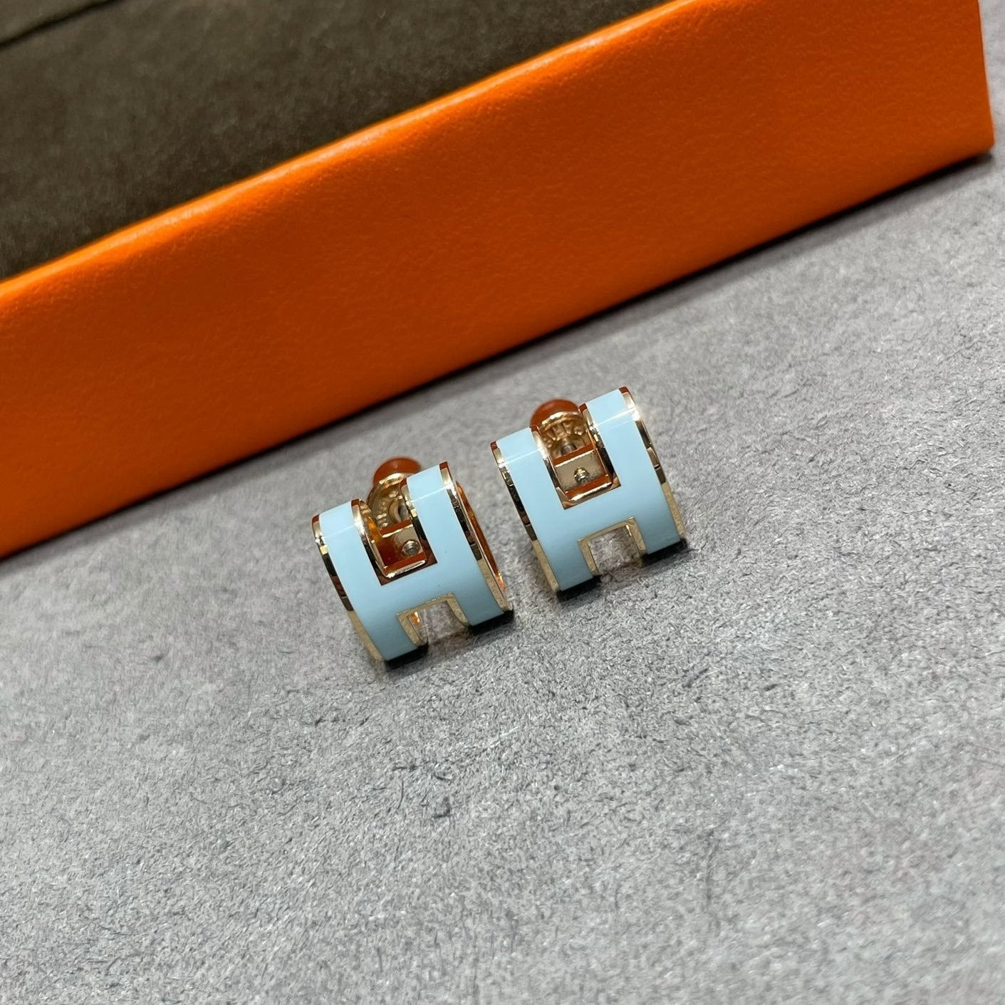 [Clover Jewels]POP H SKY BLUE STUD EARRINGS