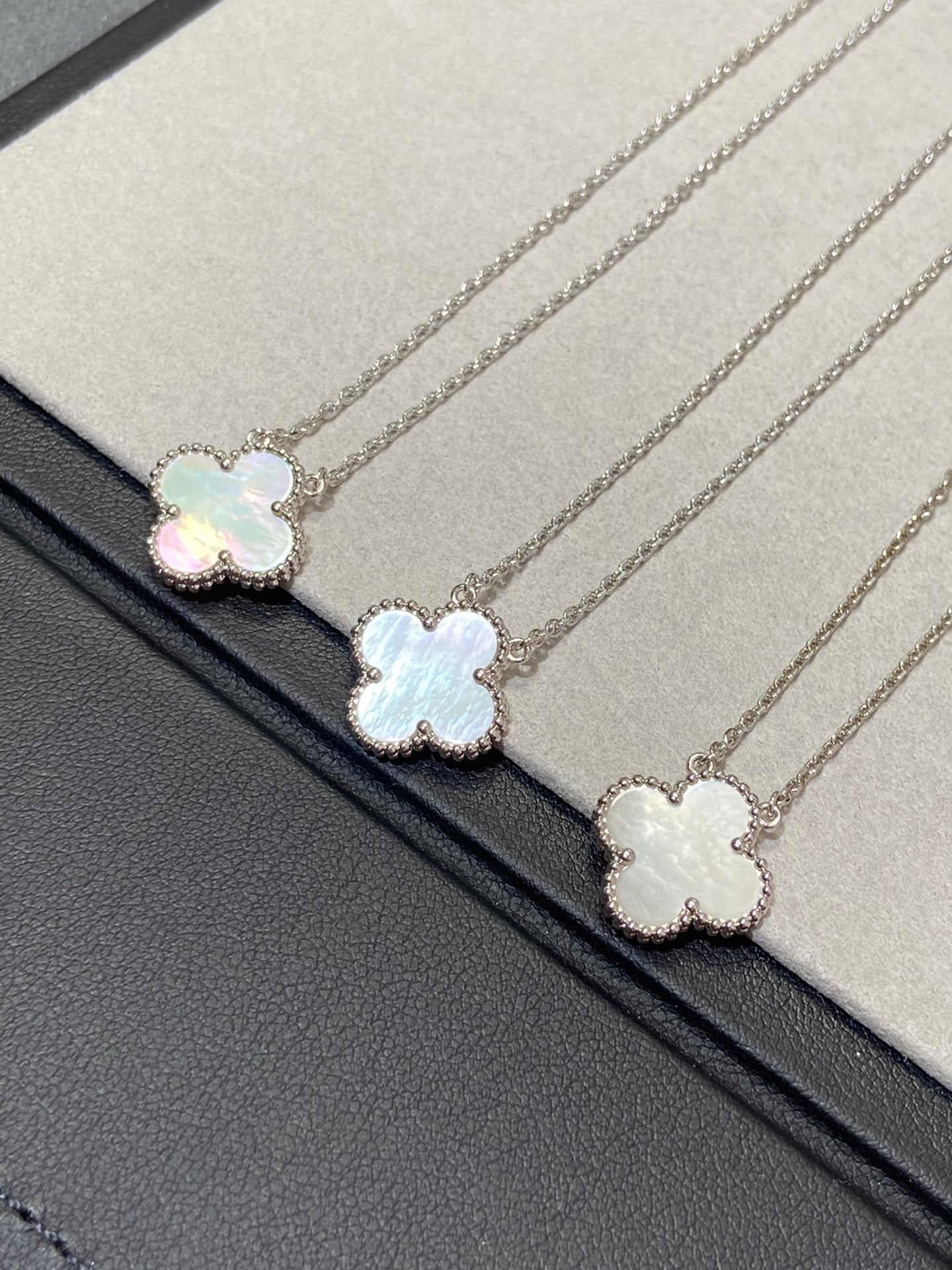 [Clover Jewels]CLOVER MEDIUM SILVER WHITE MOP NECKLACE