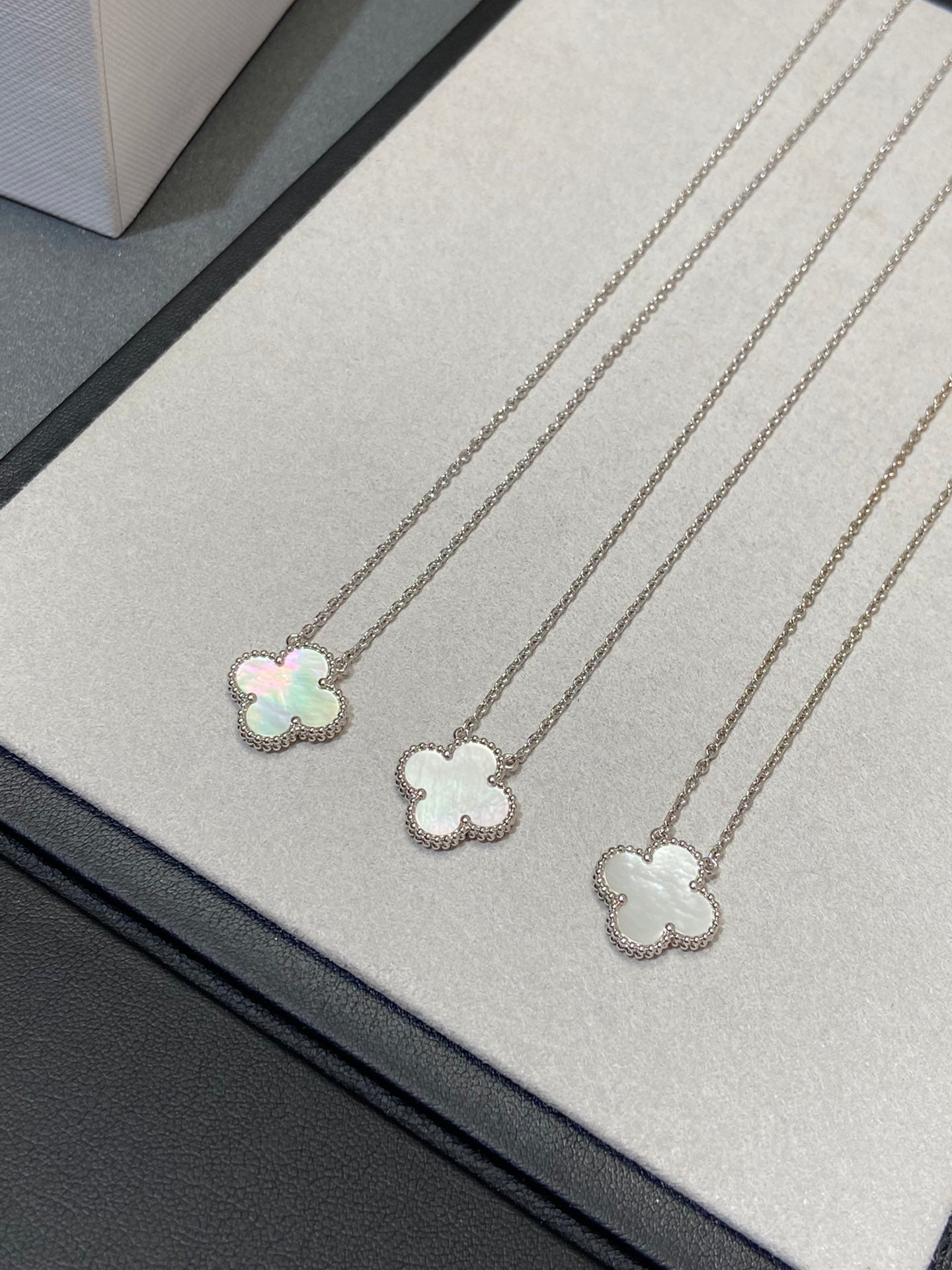 [Clover Jewels]CLOVER MEDIUM SILVER WHITE MOP NECKLACE