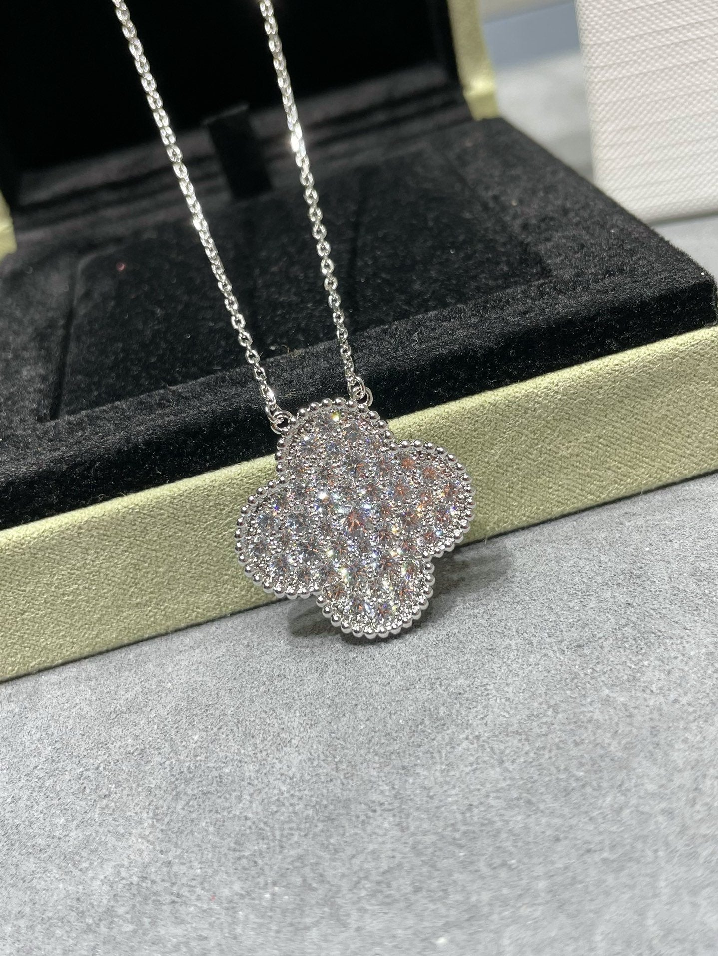 [Clover Jewels]CLOVER 25MM LARGE PENDANT DIAMOND PAVED SILVER NECKLACE