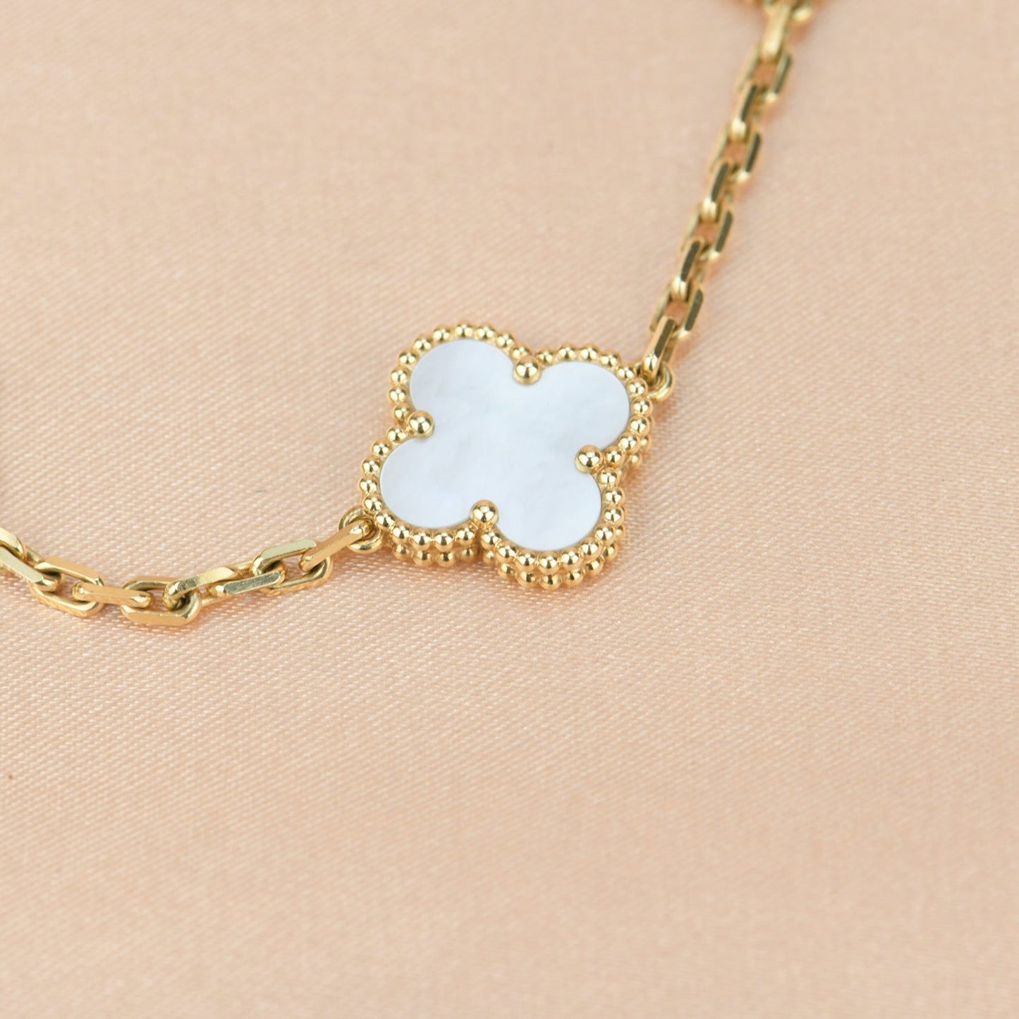 [Clover Jewels]CLOVER  5 MOTIF WHITE MOP BRACELET