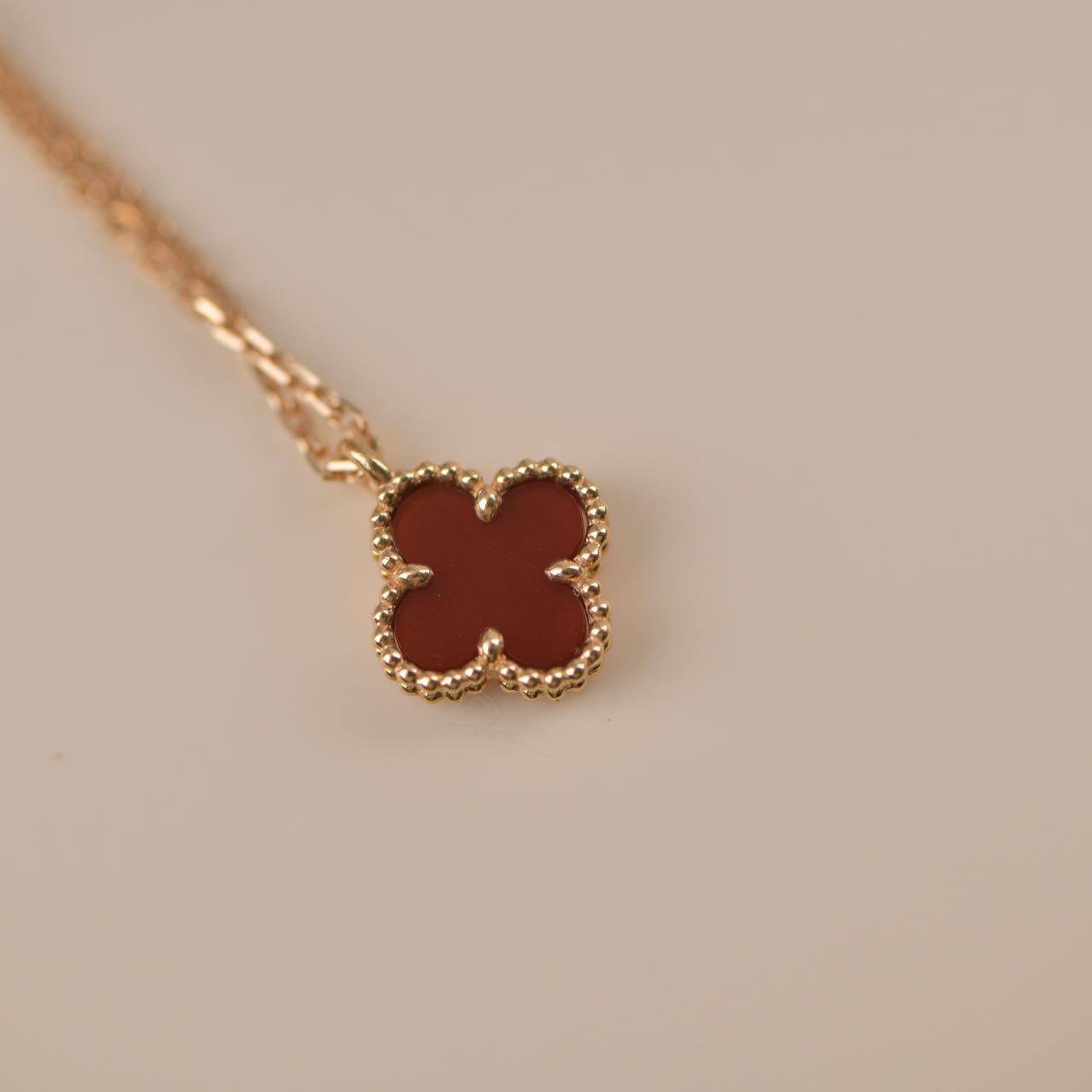 [Clover Jewels]CLOVER MINI 9.5MM WHITE CARNELIANS NECKLACE